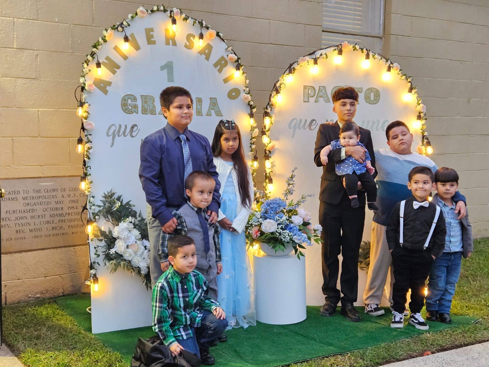 Niños y familias de la Iglesia Cristiana Pacto de Gracia en Charlotte participando en la celebración del primer aniversario, con decoración festiva y ambiente congregacional.