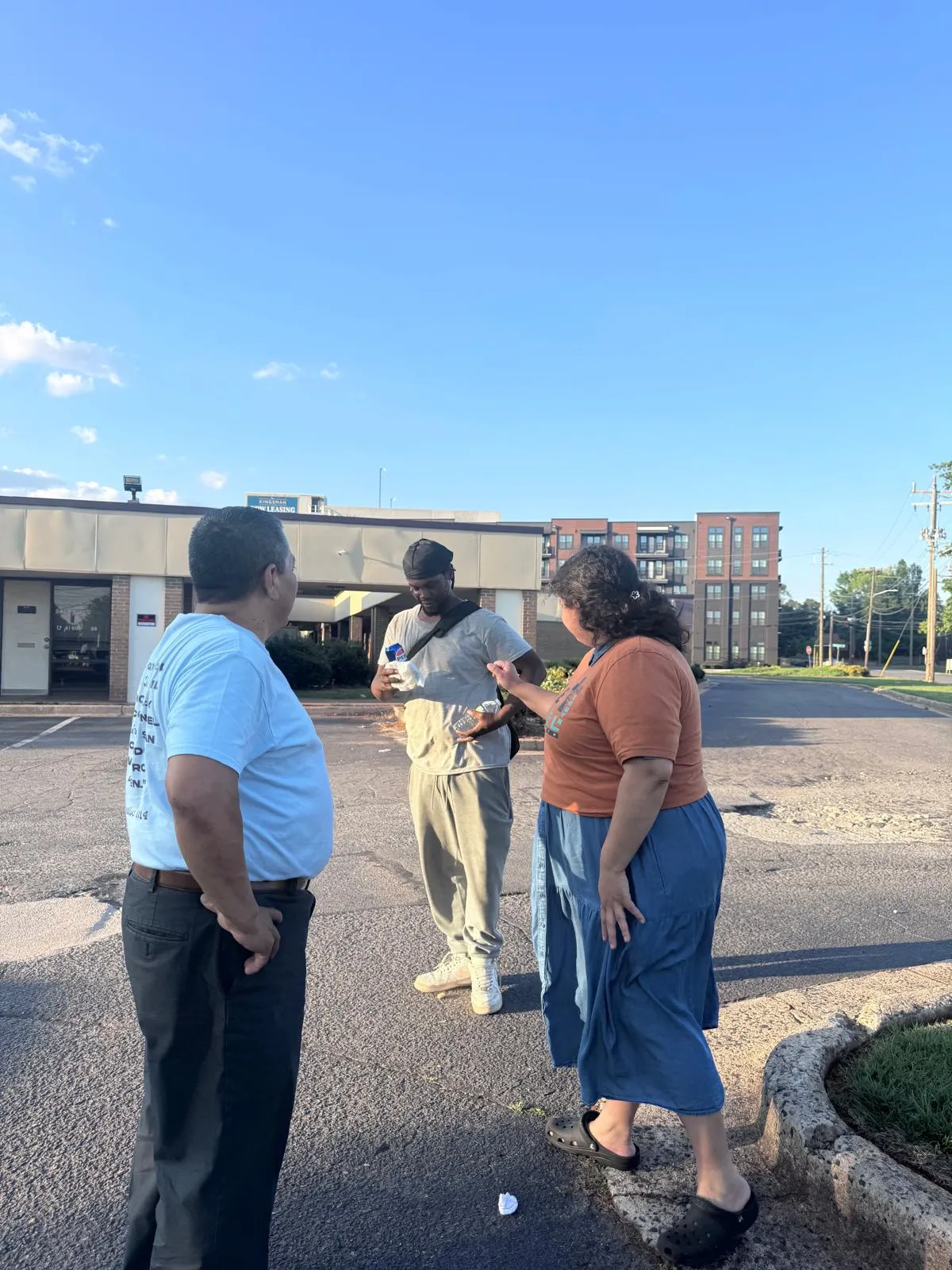 Miembros de la Iglesia Cristiana Pacto de Gracia en Charlotte sirviendo a la comunidad, compartiendo la Palabra y apoyando a los demás en un encuentro al aire libre.