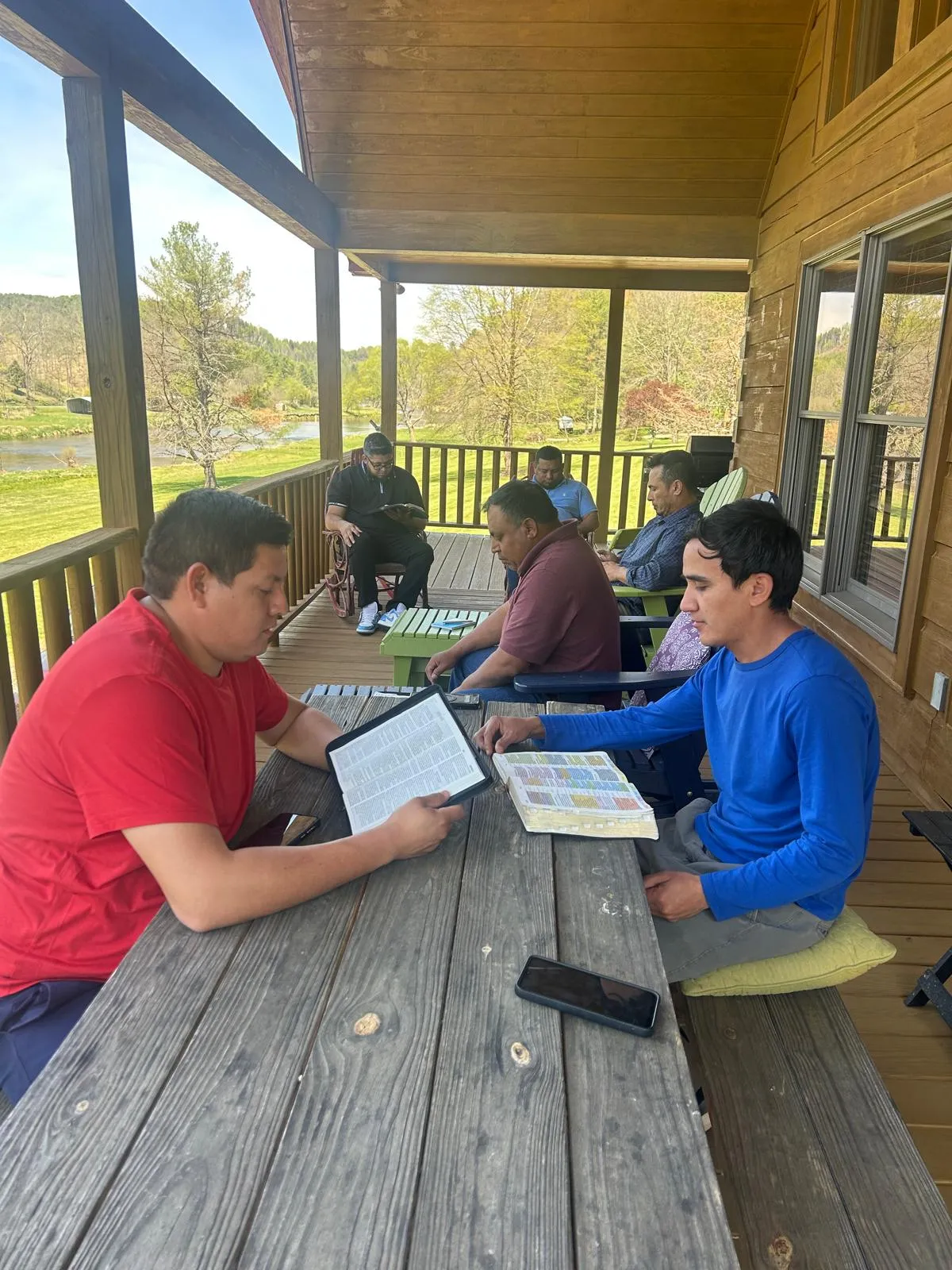 Equipo de misiones de la Iglesia Cristiana Pacto de Gracia en Charlotte reunido en actividades de formación y planificación, compartiendo estudio bíblico y estrategias para servir a la comunidad y llevar la Palabra de Dios.