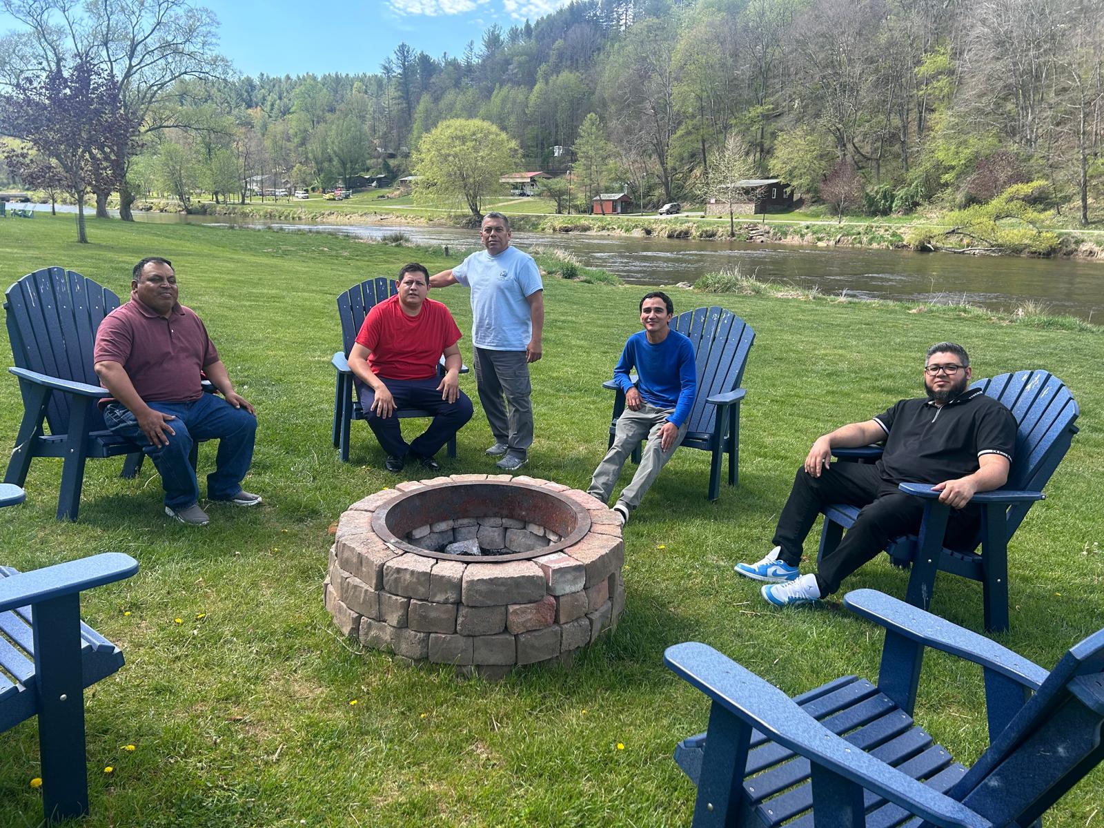 Equipo de misiones de la Iglesia Cristiana Pacto de Gracia en Charlotte reunido en actividades de servicio y comunión, compartiendo momentos de planificación y fortalecimiento espiritual en un entorno natural.