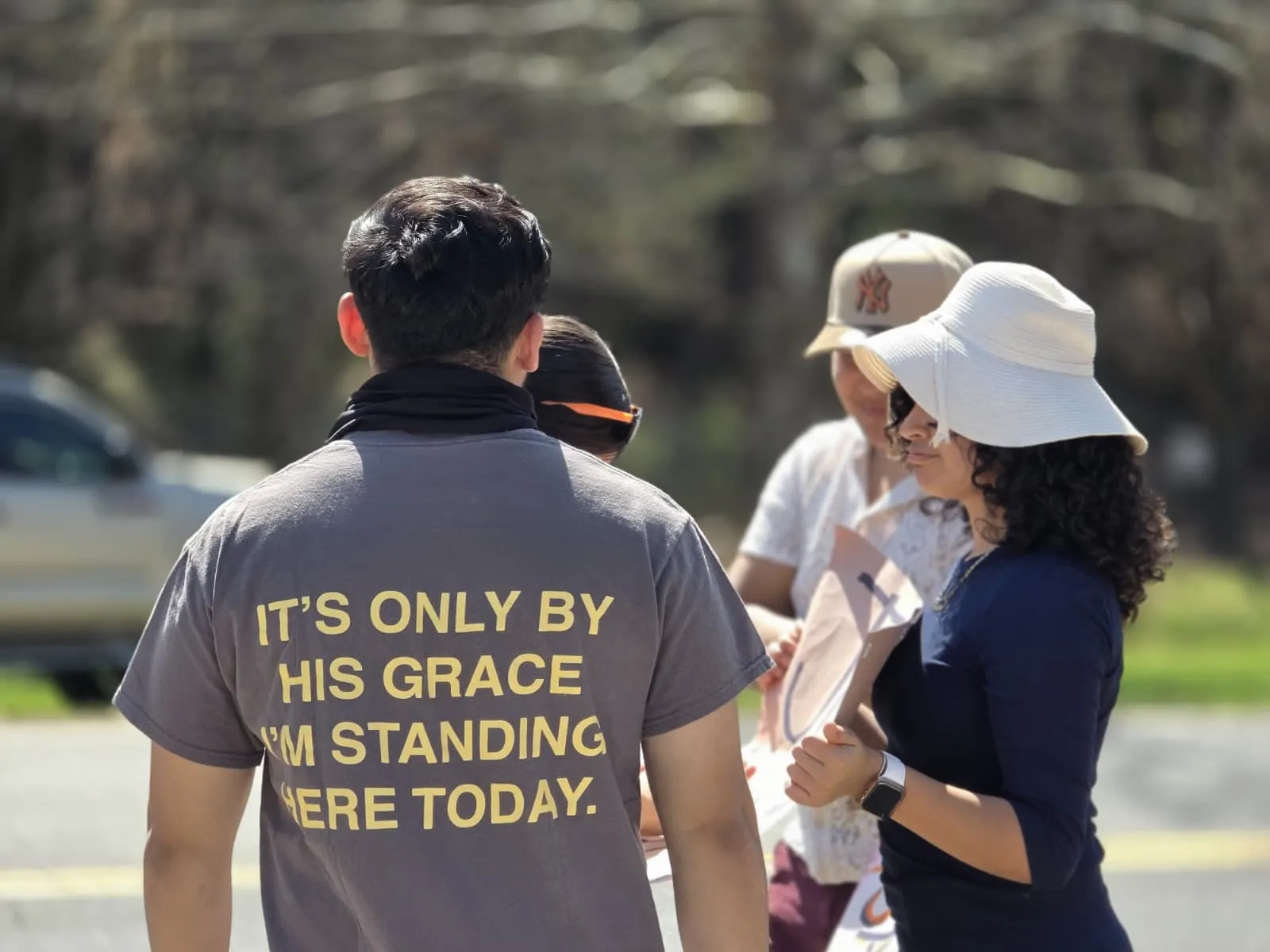 Miembros de la Iglesia Cristiana Pacto de Gracia en Charlotte participando en actividades de evangelización y grupos de crecimiento, compartiendo la Palabra de Dios en comunidad y al aire libre.