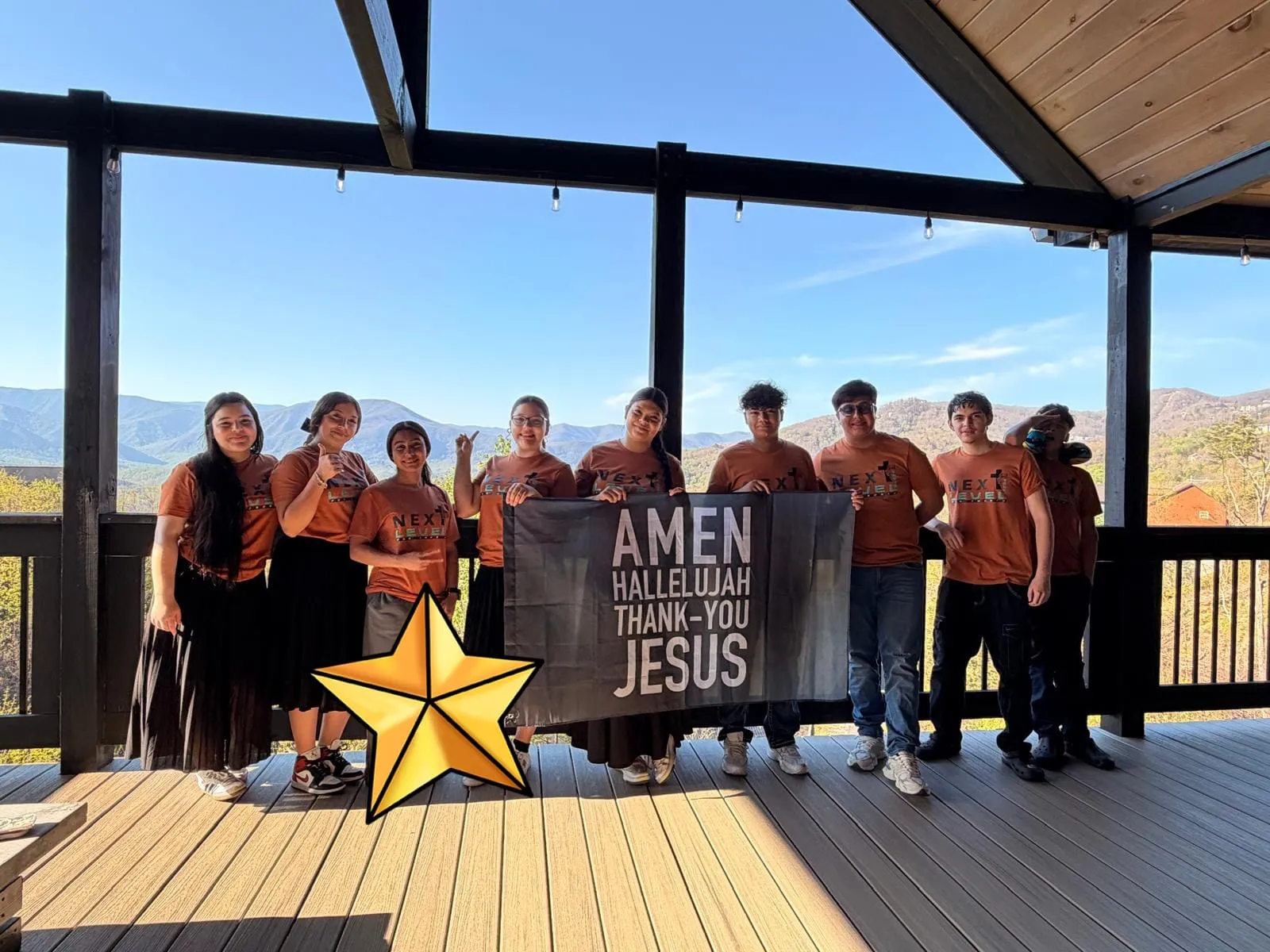 Niños y jóvenes de la Iglesia Cristiana Pacto de Gracia en Charlotte participando en actividades recreativas, educativas y espirituales, compartiendo juegos, dinámicas y enseñanza bíblica en comunidad.