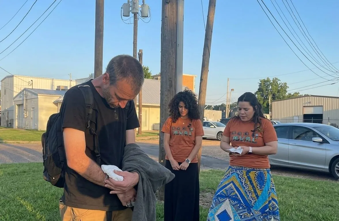 Miembros de la Iglesia Cristiana Pacto de Gracia en Charlotte participando en evangelización y servicio comunitario, compartiendo la fe y apoyando a los demás en actividades al aire libre.